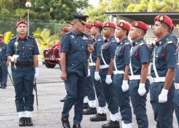 AZMI Osman  memeriksa Barisan Kehormat JBPM Perak pada majlis perbarisan penghargaan sempena persaraan beliau di Ipoh hari ini. - UTUSAN