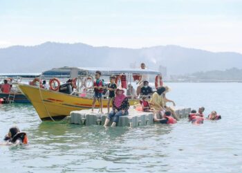 PENGUSAHA bot bergantung kepada kedatangan pelancong ke Langkawi untuk membolehkan mereka terus `hidup.'