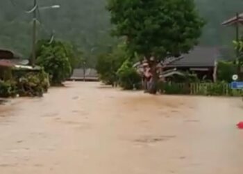 KEADAAN rumah Maslinda Daud (hujung) yang ditenggelami air 
di TMJ, Maran, Pahang.