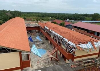 STRUKTUR bumbung yang runtuh sewaktu proses membaik pulih di SMK Seri Menanti, Muar, Johor.