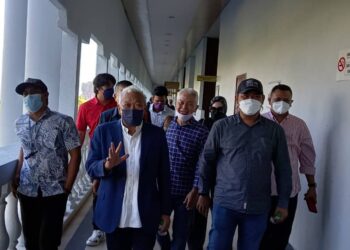 BUNG Moktar Radin (memakai kot) hadir di Mahkamah Sesyen Kuala Lumpur untuk dibicarakan atas dua pertuduhan menerima rasuah berjumlah RM2.2 juta dan RM262,500 berhubung pelaburan RM150 juta dalam unit amanah. - UTUSAN/NORLIZAH ABAS