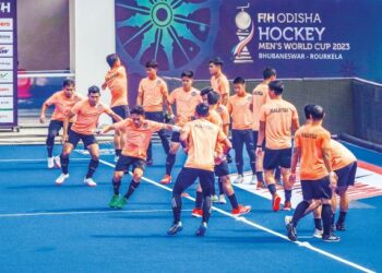 PEMAIN Malaysia menjalani persiapan akhir di Stadium Hoki Kalinga, Bhubaneswar, India semalam untuk menghadapi Sepanyol dalam perlawanan memburu tiket suku akhir Piala Dunia 2023 hari ini. – MINGGUAN/FARIZ ROSADIO