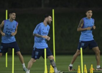 LIONEL Messi (tengah) menjalani latihan bersama skuad Argentina di Universiti Qatar, Doha semalam dalam persiapan akhir untuk menghadapi Belanda pada suku akhir Piala Dunia esok.