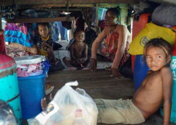 KOMUNITI Bajau Laut lebih memerlukan wang ringgit daripada bantuan ketika Misi Bantuan Kemanusiaan Sabah oleh MCM di Pulau Mabul, Semporna, Sabah. – FOTO/FARIZ RUSADIO