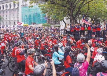 ISMAIL Sabri Yaakob bersama Ahmad Faizal Azumu melepaskan peserta ‘fun ride’  sempena Majlis Perasmian Hari Sukan Negara 2022 di Dataran Istana Kehakiman, Putrajaya semalam. - UTUSAN/MUHAMMAD IQBAL