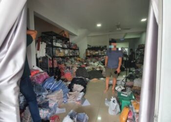 ANTARA baju tiruan yang dijual seorang lelaki dan mampu mengaut keuntungan puluhan ribu berjaya dirampas KPDNHEP Selangor dalam serbuan di sebuah kediaman kawasan elit di Bandar Rimbayu, Kota Kemuning, Selangor pagi tadi.