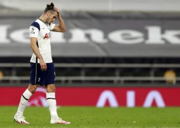 GARETH Bale hampa ketika meninggalkan padang di Stadium Tottenham, London malam tadi selepas Tottenham diikat 3-3 oleh West Ham. - AFP