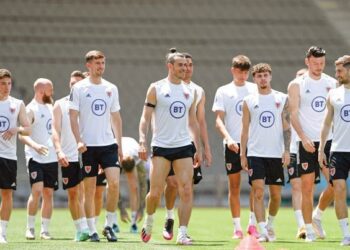 GARETH Bale (tengah) menjalani latihan bersama rakan sepasukannya di Baku semalam, dua hari menjelang aksi pembukaan menentang Switzerland esok. - AFP