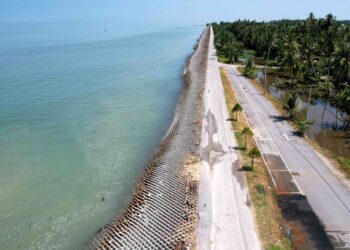 Kawasan laut di Pantai Ban Pecah, Parit Buntar dahulunya dipercayai sawah padi yang luas tetapi ditenggelami air laut sekitar tahun 1960-an dipercayai kesan pemanasan global dan cuaca ekstrem yang melanda dunia. – UTUSAN/WAT KAMAL ABAS