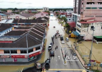 BANDAR Kota Tinggi, Johor lumpuh apabila ditenggelami air banjir sejak semalam.