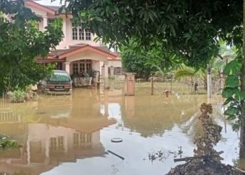 KEADAAN banjir yang melanda rumah penduduk di Taman Slim Permai, Slim River hari ini.