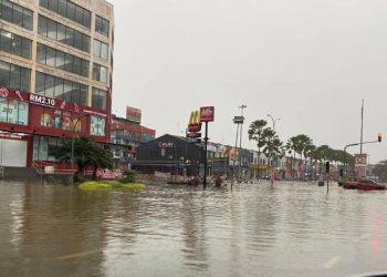 KEADAAN bandar Kota Tinggi, Johor yang ditenggelami air banjir pagi hari ini. - FOTO/KHAIRUL MOHD. ALI