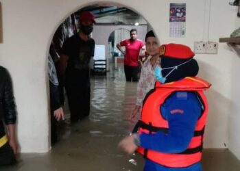 ANGGOTA Pertahanan Awam Malaysia meninjau salah sebuah rumah yang dilanda banjir di Kulim, malam tadi. - FOTO/AZHAR HASHIM