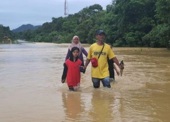 ANTARA penduduk di Kemaman yang meredah air untuk ke pusat pemindahan sementara (PPS), hari ini. - FOTO/NIK NUR IZZATUL HAZWANI NIK ADNAN