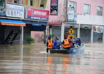 PASUKAN penyelamat menggunakan bot membawa mangsa banjir ke PPS di Temerloh.