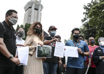 Presiden PEKA, Puan Seri Prof. Dr. Shariffa Sabrina Syed Akil bersama kumpulan NGO menyerahkan memorandum bantahan penyahwartaan HSKLU kepada Shari Said (kanan) di Shah Alam, baru-baru ini.  – UTUSAN/ZULFADHLI ZAKI
