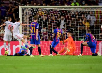 ROBERT Lewandowski meledak gol buat Bayern Munich ketika menentang Barcelona dalam saingan Liga Juara-Juara di Camp Nou, Barcelona hari ini. - AFP