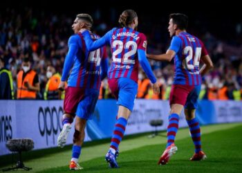 RONALD Araujo (kiri) menyelamatkan Barcelona apabila meledak gol penyamaan pada minit ke-90 ketika seri 1-1 dengan Granada dalam aksi La Liga di Camp Nou, Barcelona semalam. – AFP