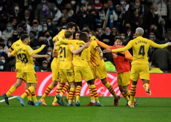 PEMAIN Barcelona meraikan jaringan mereka ketika menentang Real Madrid dalam saingan La Liga di Santiago Bernabeu, Madrid hari ini. - AFP