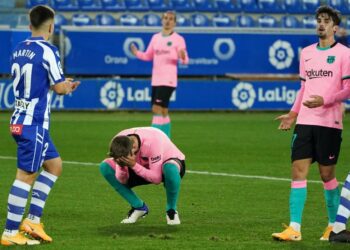 REAKSI pemain Barcelona ketika menentang Deportivo Alaves dalam aksi La Liga di di Stadium Mendizorroza, Vitoria pagi tadi. - AFP