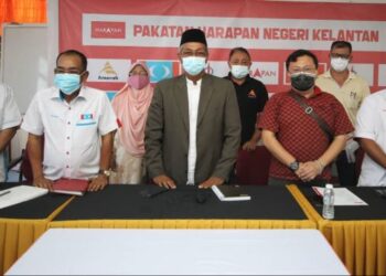 Barisan kepemimpinan PH Kelantan yang diperkemaskan semula oleh Pengerusinya yang baru dilantik, Muhammad Husain (depan, tengah) dalam mesyuarat di Kota Bharu, Kelantan hari ini. - FOTO/ZULHANIFA SIDEK