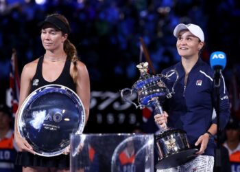 ASHLEIGH Barty (kanan) teruja berjaya melakar memenangi Terbuka Australia manakala pemain Amerika Syarikat Danielle Collins muncul naib juara.- AFP