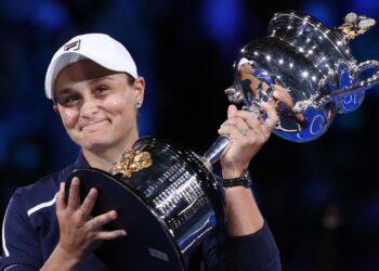 ASHLEIGH Barty bersama trofi Terbuka Australia selepas menumpaskan Danielle Collins dalam perlawanan akhir di Melbourne, hari ini. - AFP