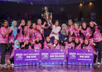 Che’ Puan Besar Khaleeda Bustamam (tengah) bergambar bersama pasukan Johor Jewels yang dinobat sebagai juara Sooka NSL 2022 di Stadium Juara, Bukit Kiara kelmarin. – UTUSAN/FARIZ RUSADIO