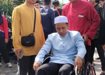 MUHAMMAD Haziq Kamarul Azhar, 17, mengalami kecederaan dalaman dan masih trauma ketika ditemui di kediaman arwah sahabatnya, Mohammad Khairil Rosli di Taman Intan, Kluang