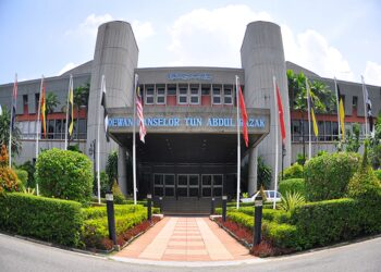 Universiti Kebangsaan Malaysia adalah antara tiga universiti yang memohon kepada Kementerian Pengajian Tinggi bagi melupuskan program yang tidak lagi relevan.