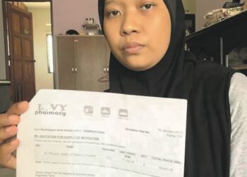 NURHIDAYAH Khalid menunjukkan pengesahan hospital mengenai sebut harga bagi kos membeli ubat Keytruda bernilai RM68,400.