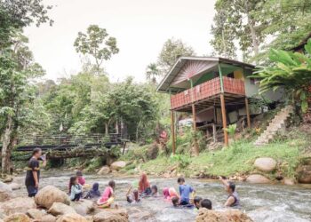 ORANG ramai masih mandi-manda di kawasan perkelahan di Hulu Yam walaupun tempat perkhemahan 
di Selangor diarah tutup selama tujuh hari bermula semalam. – MINGGUAN/SADDAM YUSOFF