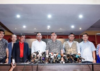 Anwar Ibrahim dan barisan kepimpinan Pakatan Harapan bergambar bersama selepas sidang akhbar di Hotel Seri Pacific, Kuala Lumpur semalam. - UTUSAN/MUHAMAD IQBAL ROSLI