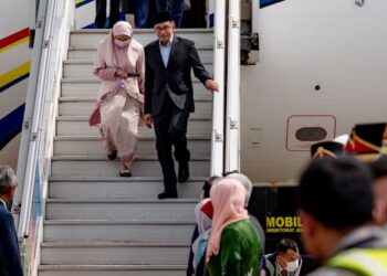 ANWAR Ibrahim bersama isteri, Dr. Wan Azizah Wan Ismail tiba di Terminal 3 Lapangan Terbang Antarabangsa Soekarno-Hatta sempena lawatan rasmi selama dua hari ke Indonesia, semalam.- PEJABAT PERDANA MENTERI