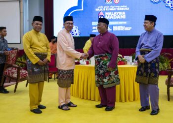 MUHAMMAD Sanusi Md. Nor bersalaman dengan Anwar Ibrahim ketika menghadiri Majlis Rumah Terbuka Aidilfitri Malaysia Madani di Hotel Raia, Alor Setar, Kedah semalam. -UTUSAN/SHAHIR NOORDIN