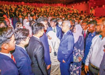 Ismail Sabri Yaakob bersama  para penerima Anugerah Program Penajaan Pendidikan Petronas 2022 pada majlis yang berlangsung di Pusat Konvensyen Kuala Lumpur semalam. – UTUSAN/AFIQ RAZALI