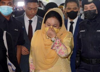 Rosmah Mansor keluar dari Kompleks Mahkamah Kuala Lumpur selepas didapati bersalah meminta suapan dan menerima rasuah, semalam.  – UTUSAN/AMIR KHALID