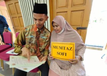 SYED Iman Shafiqi Syed Mahabub Hossain ditemani ibunya, Kamariah Ali ketika mengambil keputusan STAM pada Majlis Pengumuman Keputusan STAM 2021 di Maahad Ahmadi, Gemencheh, Tampun, hari ini.-UTUSAN/NOR AINNA HAMZAH.