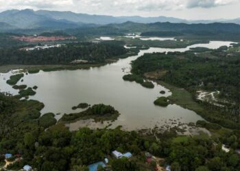 PEMANDANGAN   udara Tasik Chini dari Kampung Gumum yang menunjukkan beberapa kawasan yang
ditarah dan digondolkan bagi tujuan pembalakan dan perlombongan. -UTUSAN/MUHAMAD IQBAL ROSLI