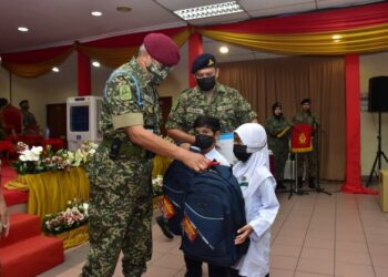 Zamrose Mohd. Zain menyampaikan sumbangan kepada warga tentera yang terkesan banjir baru-baru ini.