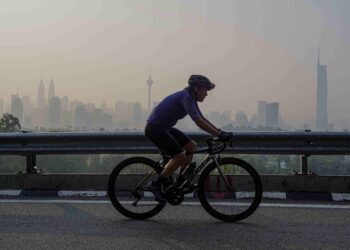 Gambar yang dirakam di Kuala Lumpur yang diselubungi jerebu tebal pada September 2019. Negara ASEAN dijangka kembali dilanda jerebu teruk bermula Jun hingga Oktober ini. – AFP