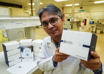 1.	Nor Amin Mohd. Noor menunjukkan kit ujian pantas halal bagi produk makanan dalam sesi wawancara mengenai makmal pengujian halal produk makanan di Makmal Global Haltech, Technology Park Malaysia, Bukit Jalil. -UTUSAN/MUHAMAD IQBAL ROSLI