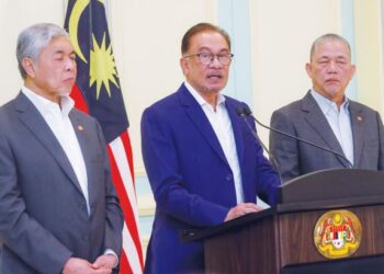 ANWAR Ibrahim bercakap dalam sidang akhbar selepas mempengerusikan Mesyuarat Kabinet di Bangunan Perdana Putra di Putrajaya, semalam.