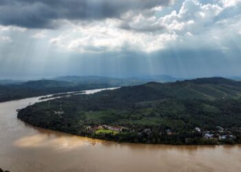 Kampung Belimbing yang terletak di pesisir Sungai Pahang diancam kepupusan berikutan populasi penduduknya semakin mengecil ekoran tiada tarikan ekonomi. 
–UTUSAN/MUHAMAD IQBAL ROSLI