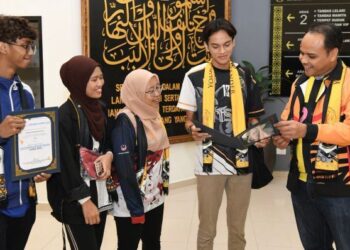 DR. Mohd. Hafiz Yusoff (kanan) beramah mesra dengan para atlet dalam Majlis Apresiasi Kecemerlangan Sukan UniSZA 2022, Kuala Nerus, semalam. -  UTUSAN/TENGKU DANISH BAHRI TENGKU YUSOFF.