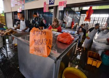 PENIAGA ayam meletakkan tanda ‘ayam habis’ dalam tinjauan Utusan Malaysia di Pasar Ampangan, Seremban semalam. –UTUSAN/MOHD. SHAHJEHAN MAAMIN.