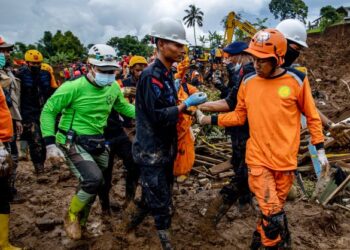 Bangunan di Malaysia mesti kalis gempa kerana negara juga terdedah dengan tempias gegaran yang berlaku di Indonesia. - AFP