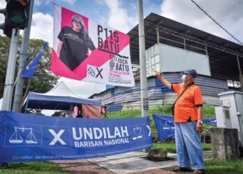 SEORANG penduduk melihat poster salah seorang calon bebas di  Parlimen Batu, Siti Zabedah Kasim. Sebanyak 108 calon bebas bertanding pada PRU15. – UTUSAN/MOHD. FIRDAUS MOHD. JOHARI