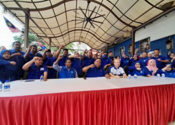 MUSZAIDI MAKMOR (tengah) dalam sidang media di Pejabat UMNO Bahagian Kota Tinggi, hari ini.