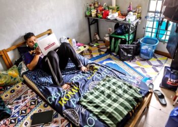 BEGINILAH keadaan rumah sewa pelajar sebuah institut pengajian tinggi awam yang sempit dan tidak selesa terutama untuk mengulangkaji pelajaran di Seksyen 7, Shah Alam, Selangor, 
semalam. – UTUSAN/AFIQ RAZALI